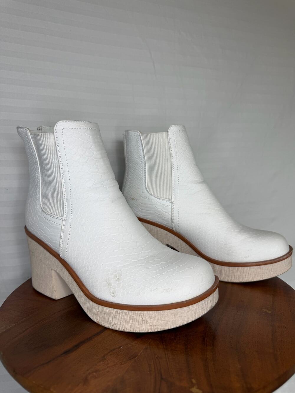 Pierre Dumas White Faux Snakeskin Platform Chelsea Ankle Boots Women’s 7.5